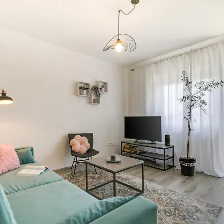 Apartment Center With Private Garden And Bbq