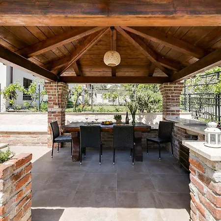 Apartment Center With Private Garden And Bbq Porec